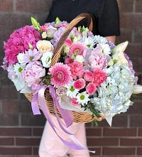 Композиция солнечный день в Спасске-Рязанском Цветочная композиция из Розы, Хризантемы, Пионы и Лизиантусы в корзине в Спасске-Рязанском